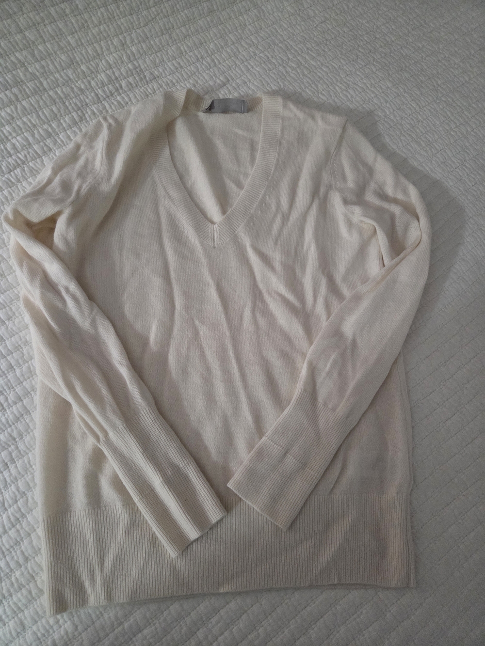 Everlane Women's Cream V-Neck Sweater